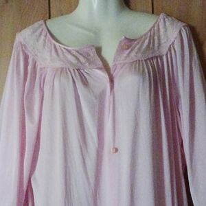 Vintage America Soft Pink Embrodered Pink Pearl Robe